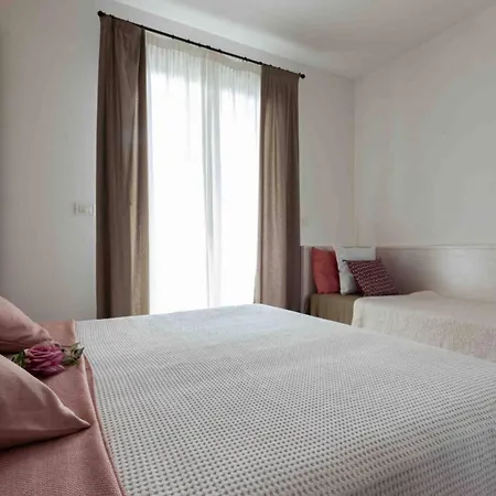 Relax In A With Pool Апартаменти Бібіоне